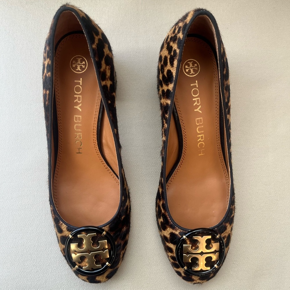 TORY BURCH - NIB Authentic Multi Logo Barbados Leopard Pumps US Size 6.5